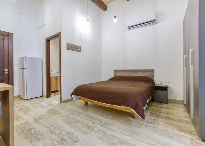 Lovely In The Heart Of Qormi Village Daire Santa Vennera