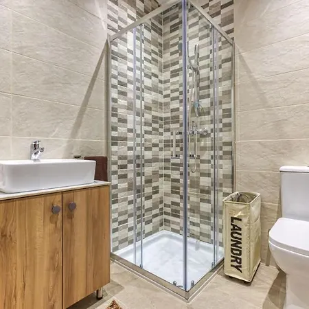Modern Qormi Stay With Private Balcony Near City Square דירה