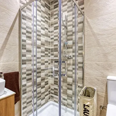 Modern Qormi Stay With Private Balcony Near City Square דירה *