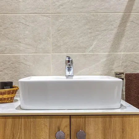 Modern Qormi Stay With Private Balcony Near City Square דירה *