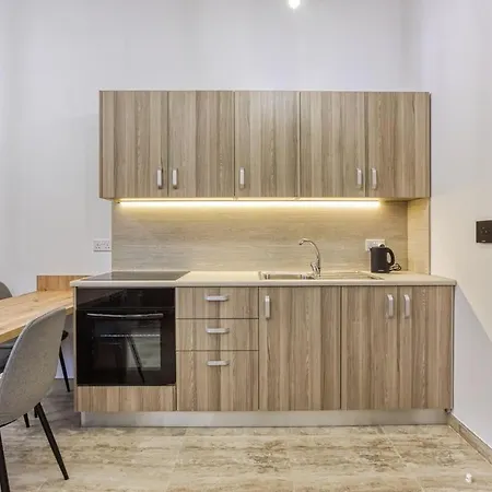 Modern Qormi Stay With Private Balcony Near City Square דירה Santa Vennera