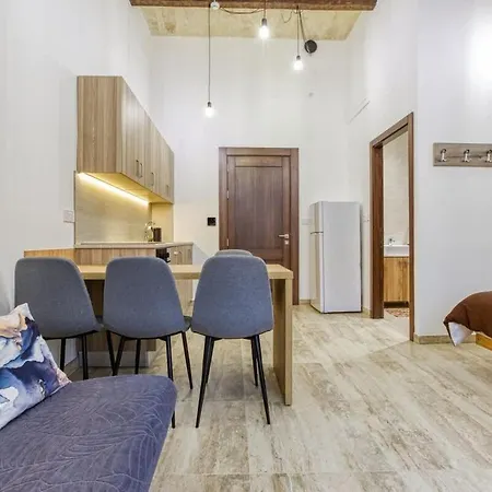 Modern Qormi Stay With Private Balcony Near City Square דירה *