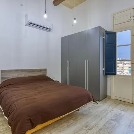Modern Qormi Stay With Private Balcony Near City Square