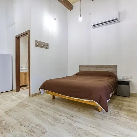 Modern Qormi Stay With Private Balcony Near City Square דירה Santa Vennera