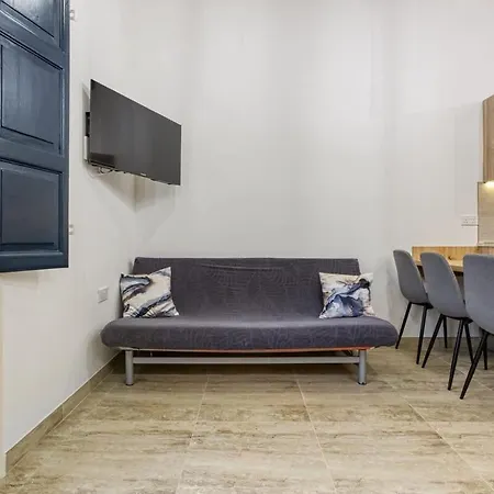 Modern Qormi Stay With Private Balcony Near City Square * Santa Vennera