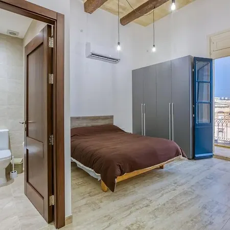 Modern Qormi Stay With Private Balcony Near City Square * Santa Vennera