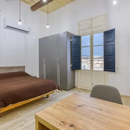 Modern Qormi Stay With Private Balcony Near City Square