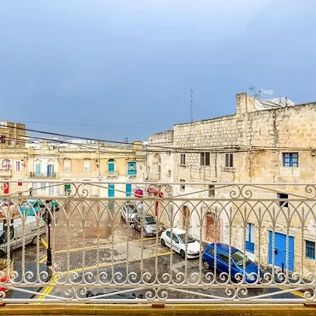 Lovely In The Heart Of Qormi Village Apartment Santa Vennera