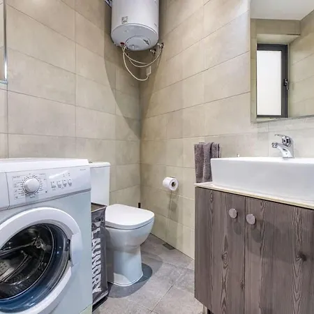 Modern Qormi Stay With Private Balcony Near City Square דירה
