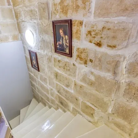 Modern Qormi Stay With Private Balcony Near City Square * Santa Vennera
