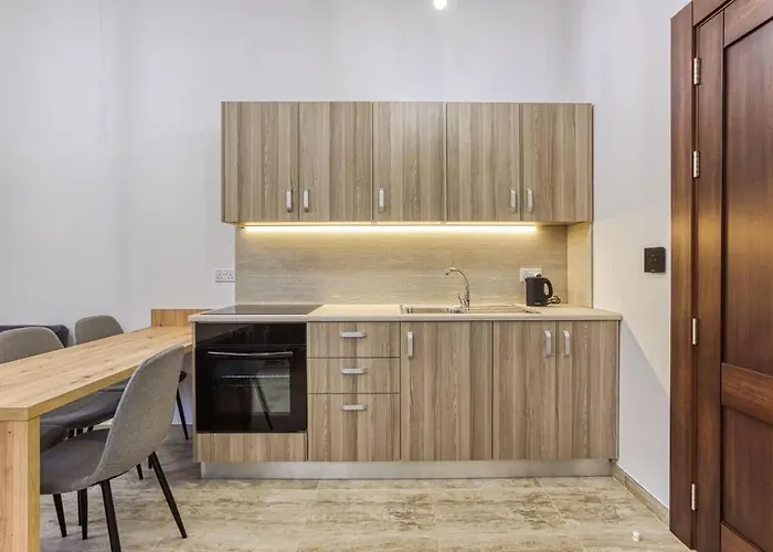 Lovely In The Heart Of Qormi Village Apartament Santa Vennera