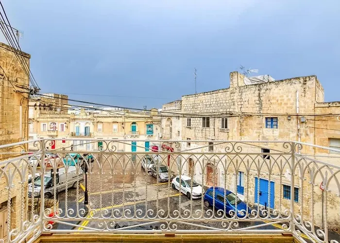Lovely In The Heart Of Qormi Village Apartament Santa Vennera